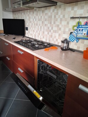 Private kitchen - Bright and spacious apartment a stones throw from Inalpi and the Olympic Stadium (Torino)