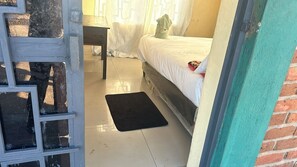 Dusche, kostenlose Toilettenartikel, Handtücher, Toilettenpapier