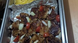 Buffet com diversos pratos, incluindo batatas fritas, carne com legumes e uma salada.