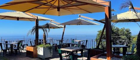 Apartment | Outdoor dining