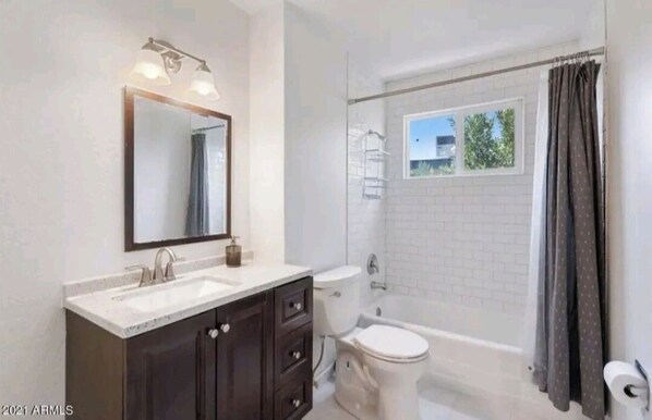 Hair dryer, towels, soap, toilet paper - House in Cozy Old Town Scottsdale with AC, Pool Table, Central Location (Scottsdale)