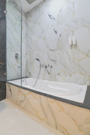 Chambre Premium | Baignoire relaxante profonde