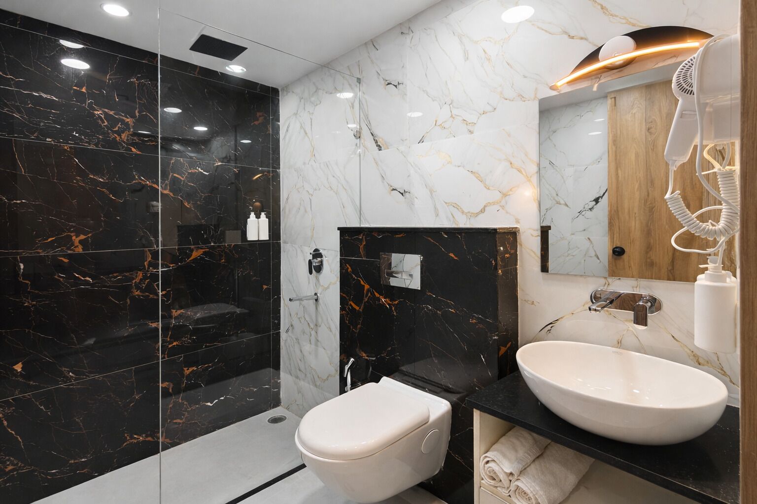 高级房 | 浴室 | 免费洗浴用品、拖鞋、毛巾、肥皂