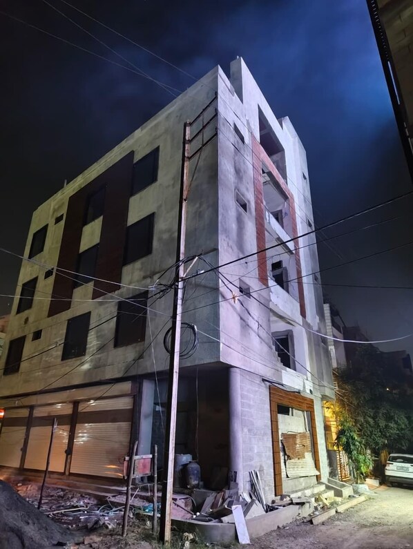 Vista frontal de la propiedad