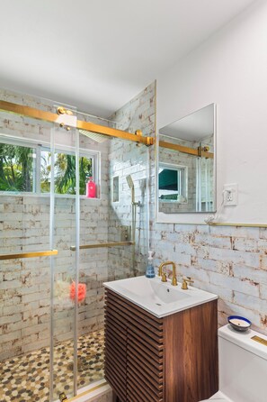 Dusche, Haartrockner, Handtücher, Seife
