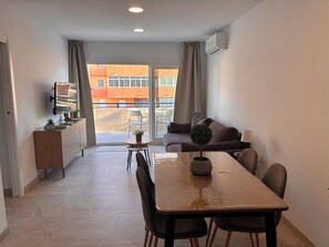 Smart TV - New and modern in front of the beach (Fuengirola)