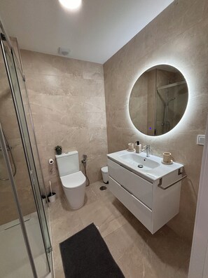 Shower, hair dryer, towels, soap - New and modern in front of the beach (Fuengirola)