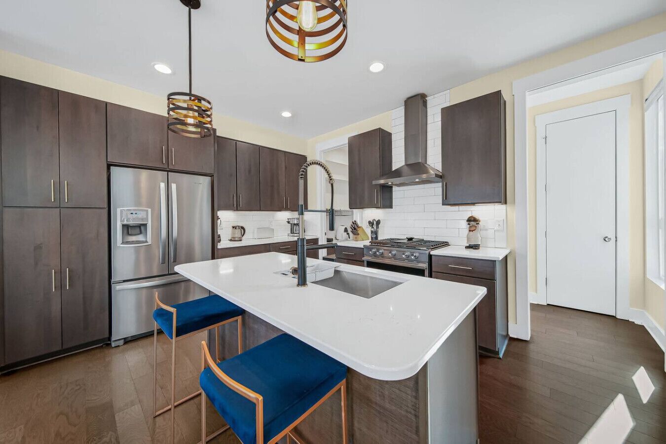 Refrigerador, microondas, horno y parrilla de estufa 