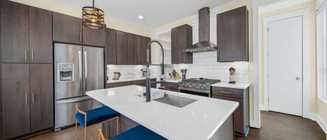 Refrigerador, microondas, horno y parrilla de estufa