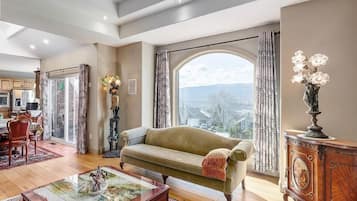 Televisión y chimenea