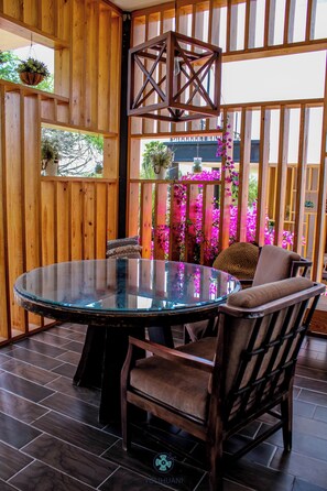 Suite con terraza 110 | Dining room