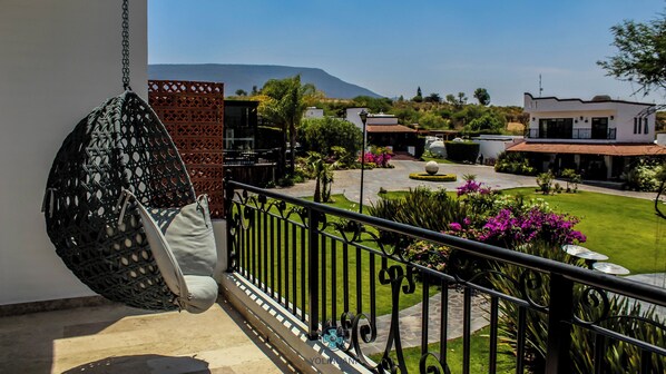 Suite superior, 1 cama King size, balcón, vista al jardín | Balcón