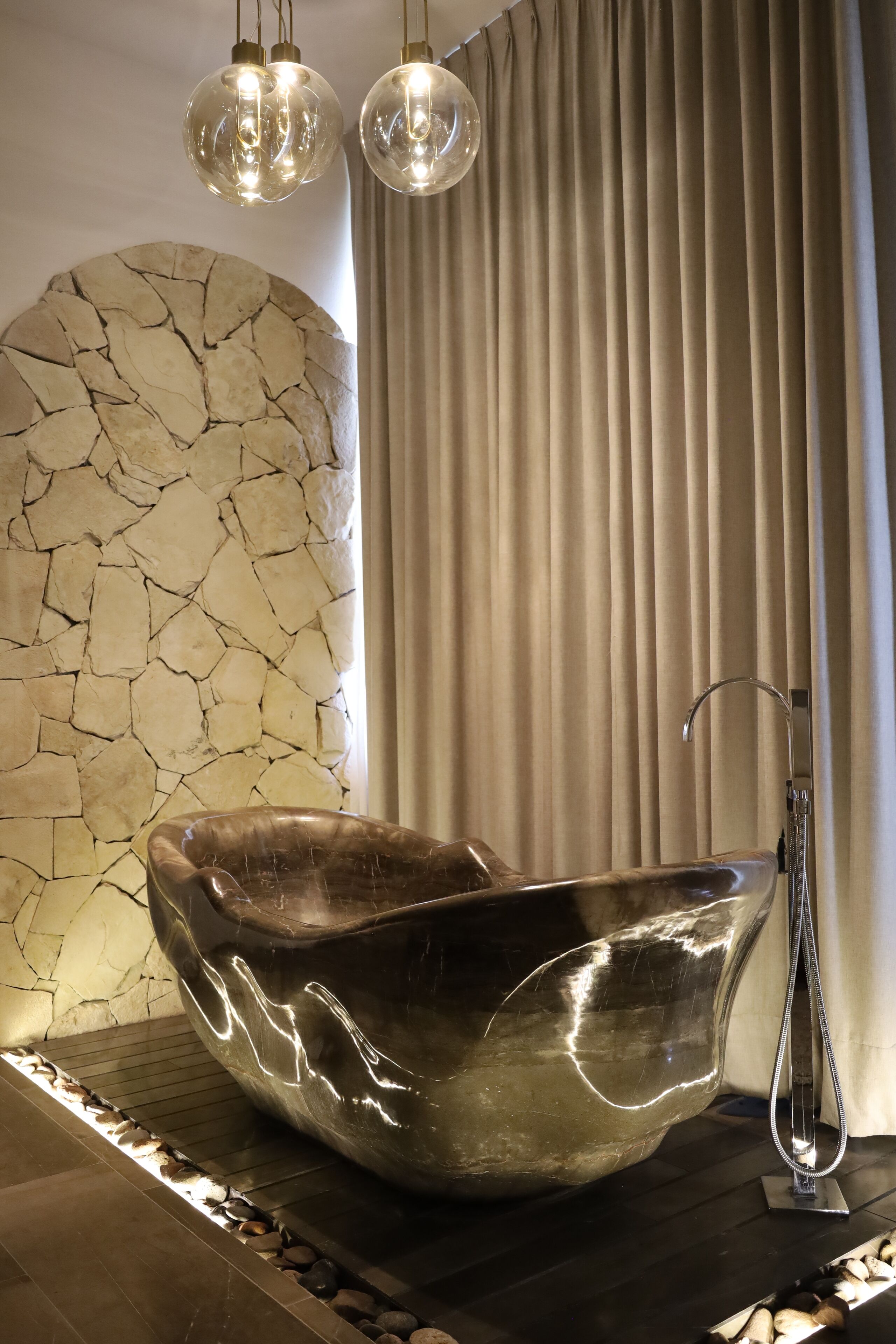 Suite con balcón con tina de mármol 132 | Deep soaking bathtub
