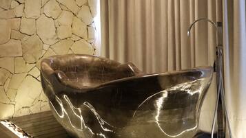 Suite con balcón con tina de mármol 132 | Deep soaking bathtub