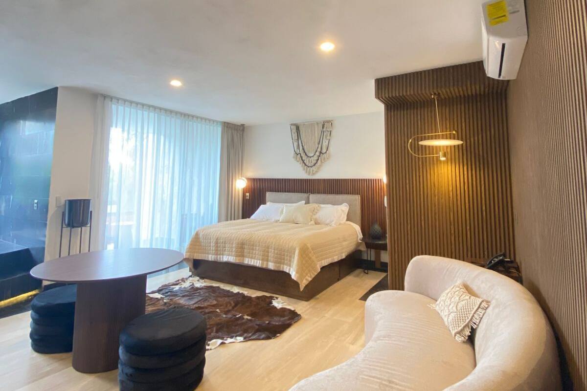 Suite superior, 1 habitación, balcón, vista a la alberca | Caja de seguridad en la habitación y insonorización