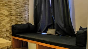 Eenvoudige suite | Een kluis op de kamer, geluiddichte muren, een strijkplank/strijkijzer