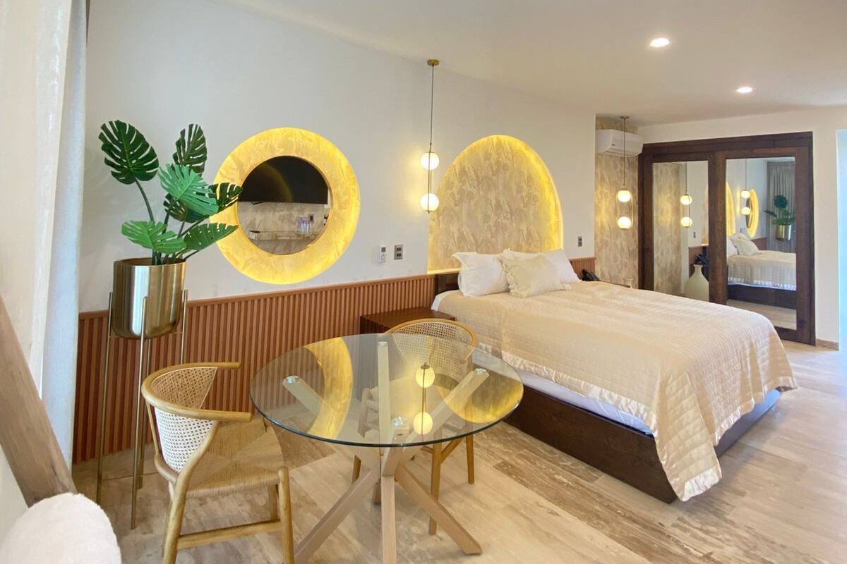 Suite superior, balcón, vista a la alberca | Caja de seguridad en la habitación y insonorización