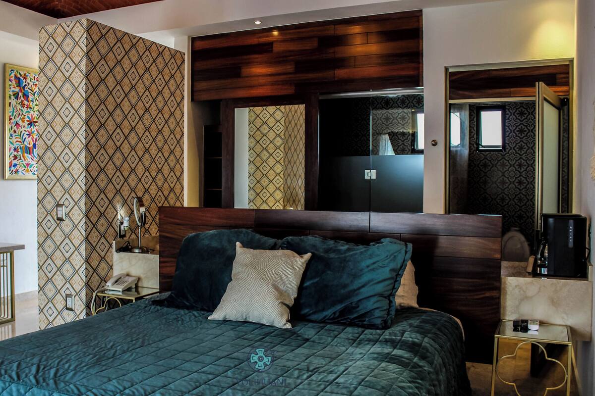 Suite superior, 1 cama King size, balcón, vista al jardín | Caja de seguridad en la habitación y insonorización