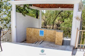 Habitación doble estándar, patio, vista al lago | Tina de hidromasaje privada