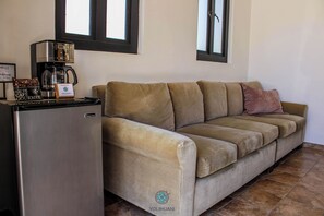 Suite estándar, 2 habitaciones, vista al jardín | Café y/o cafetera