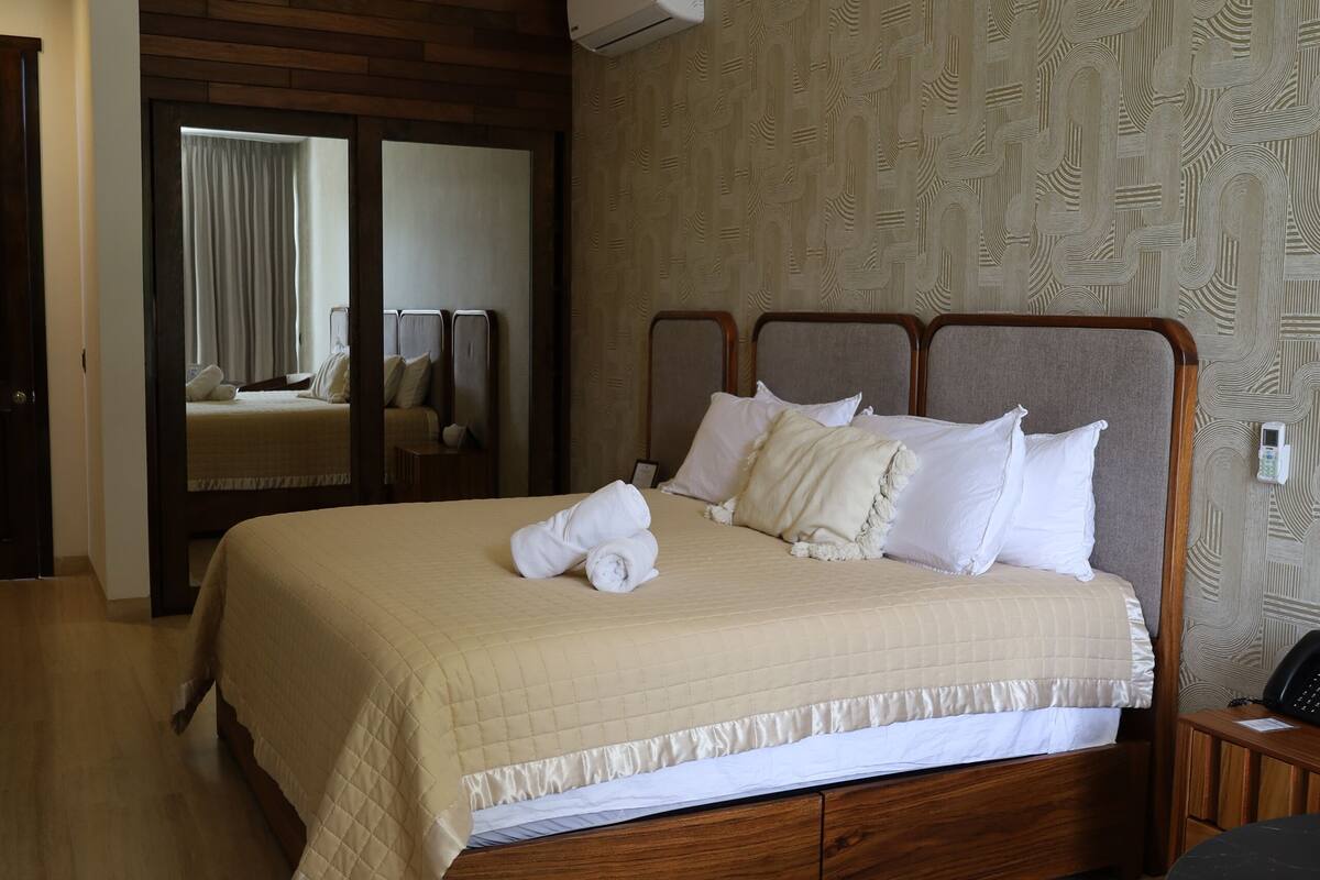 Suite Confort, balcón, vista a la alberca | Caja de seguridad en la habitación y insonorización