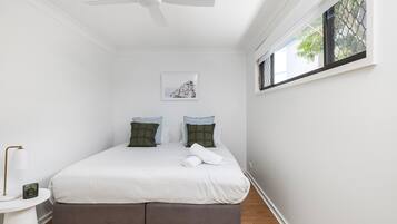 6 bedrooms, desk, iron/ironing board, free WiFi