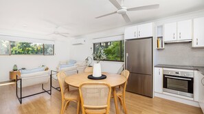 Fridge, microwave, oven, stovetop - La Luce - Coastal Retreat in Port Stephens (Corlette)