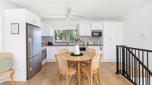 Fridge, microwave, oven, stovetop - La Luce - Coastal Retreat in Port Stephens (Corlette)