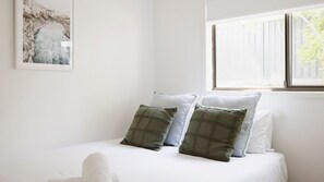 2 bedrooms, iron/ironing board, free WiFi, bed sheets - Il Faro, An Italian Inspired Villa in Port Stephens (Corlette)