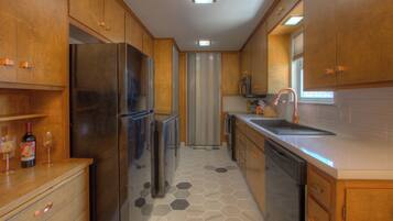 Microondas, horno, placa de cocina, lavavajillas