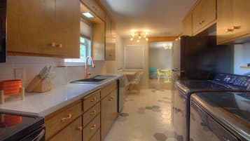 Microondas, horno, placa de cocina, lavavajillas