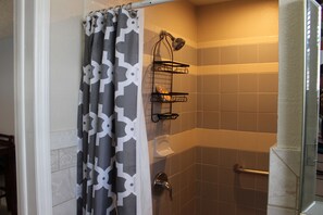 Douche, sèche-cheveux, serviettes fournies, savon