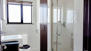 Douche, serviettes fournies, savon, papier de toilette