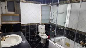 Whirlpool, Handtücher, Seife, Toilettenpapier