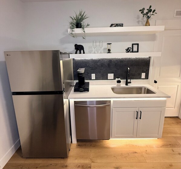 ميكروويف، فرن، موقد طهي مسطح، غسالة أطباق