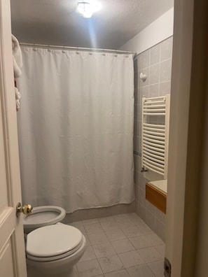 In-room safe, free WiFi, bed sheets - Hostería Plaza Mayor  (San Martín de los Andes)