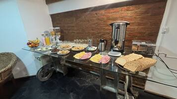 Café da manhã com buffet grátis todos os dias