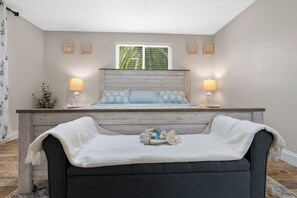 4 bedrooms, iron/ironing board, WiFi, bed sheets - 4BR Waterfront | Boat Dock + Pool | 11-Min Walk to Beach | Sleeps 8 (Hudson)