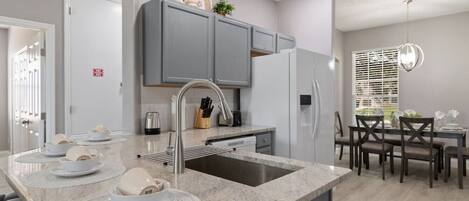 Kjøleskap, mikrobølgeovn, ovn og kokeplater