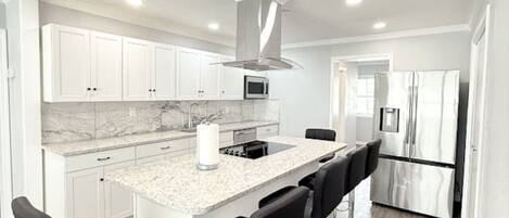 冷蔵庫、電子レンジ、オーブン、コンロ