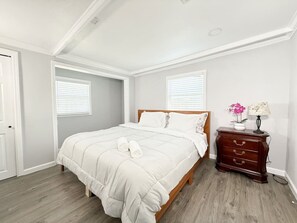 5 bedrooms, iron/ironing board, WiFi