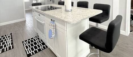 Frigorífic, microones, forn i placa de cuina