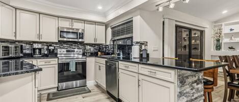 Réfrigérateur, micro-ondes, plaque de cuisson, lave-vaisselle