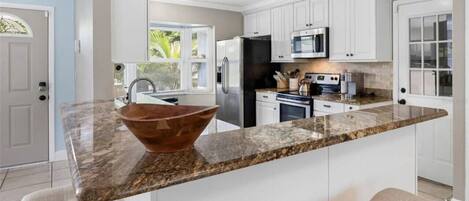 Kühlschrank, Mikrowelle, Ofen, Geschirrspüler