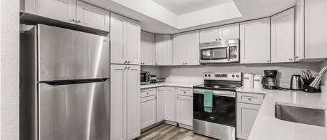 Réfrigérateur, micro-ondes, four, plaque de cuisson