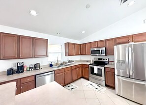 Private kitchen - 3BR Waterfront Views | Pool + BBQ | 3 King Beds | Sleeps 7 | Port Charlotte (Port Charlotte)