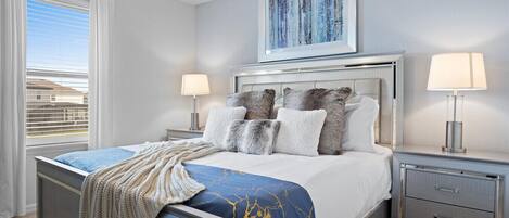 7 soverom, skrivebord, strykejern/-brett og reiseseng for barn