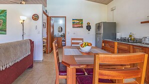 Un espacio habitable compacto con comedor, kitchenette y una zona de estar acogedora.