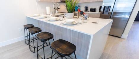 Refrigerador, microondas, horno, placa de cocina