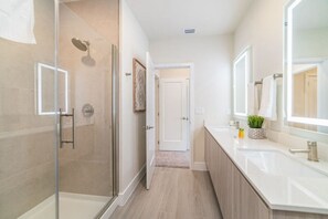 Hair dryer, towels - 3BR Villa | Heated Pool • Fireplace | ⭐10/10 | 20 Min Disney, Sleeps 6 (Clermont)